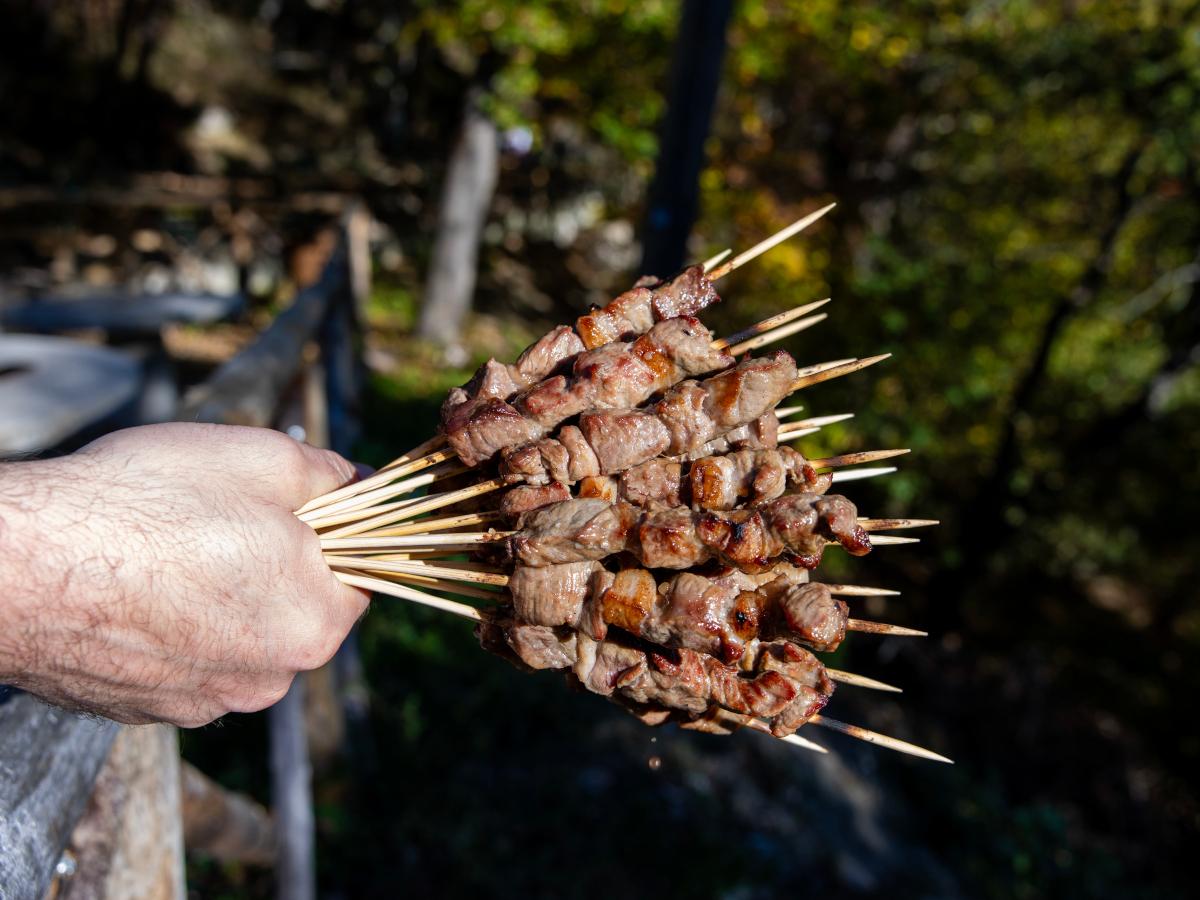 Prodotto tipico abruzzese: arrosticini abruzzesi e formaggi abruzzesi da degustazione